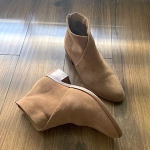 SOLUDOS Venetian Bootie (size 9.5) - tan suede